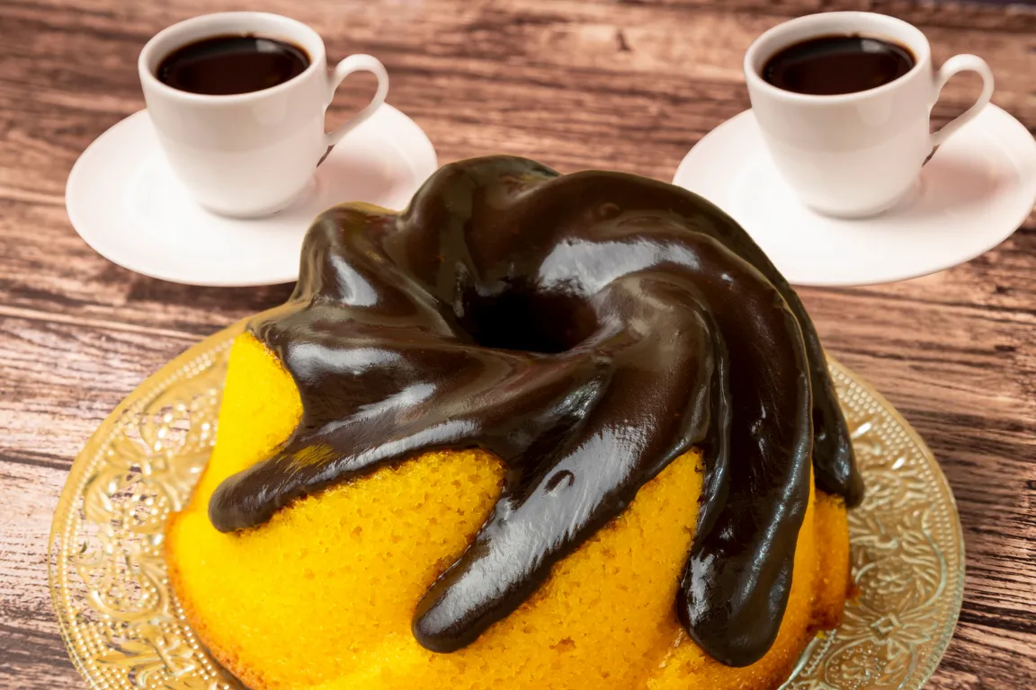 Bolo de cenoura com cobertura durinha igual ao da vovó