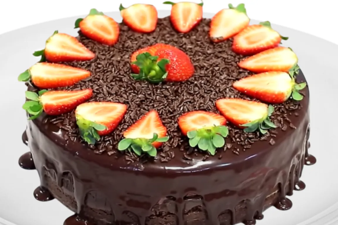 Bolo de chocolate com recheio de brigadeiro e morangos fácil de fazer