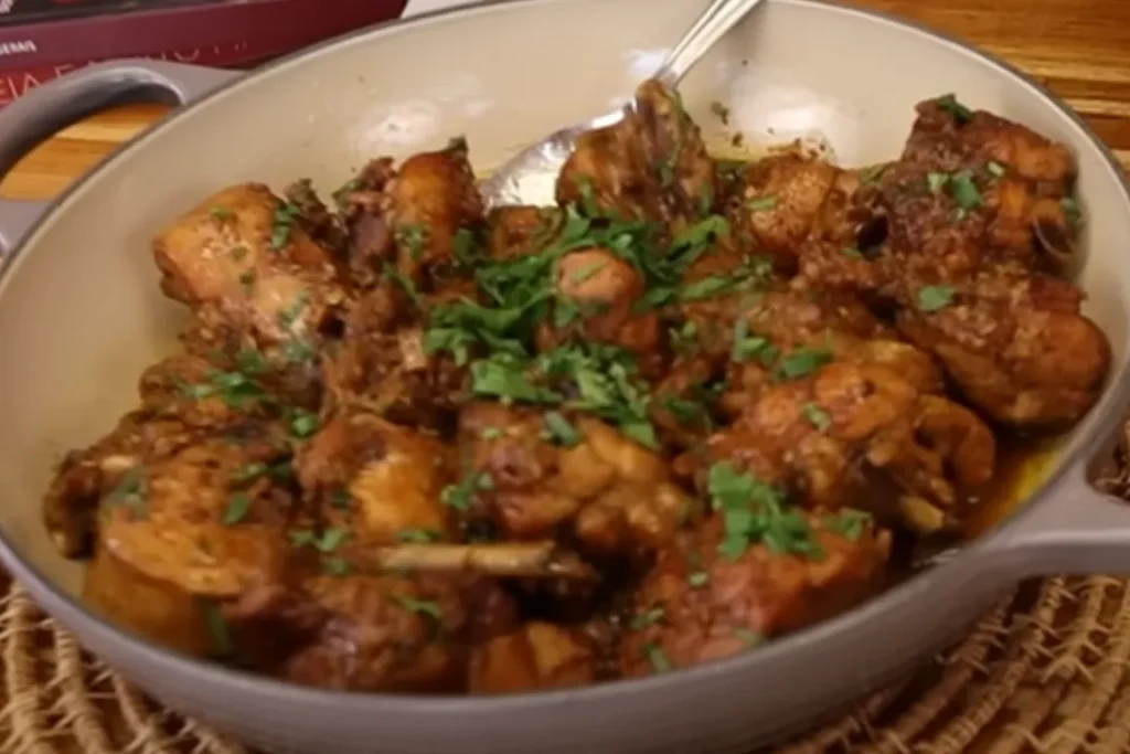 Frango ao molho refogado de restaurante suculento e delicioso