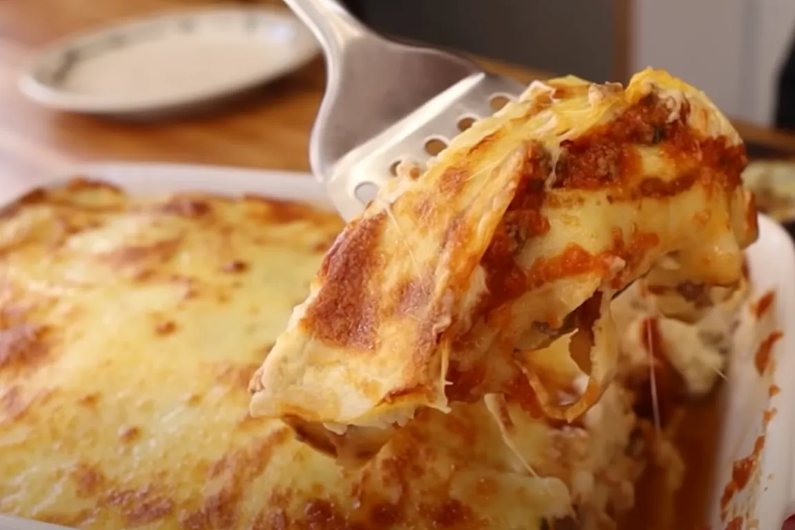 Panqueca de forno bolonhesa ao molho branco cremoso