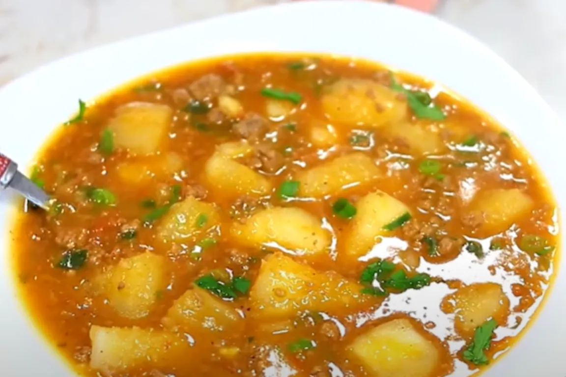 Sopa de mandioca com carne moída cremosa e fácil de fazer