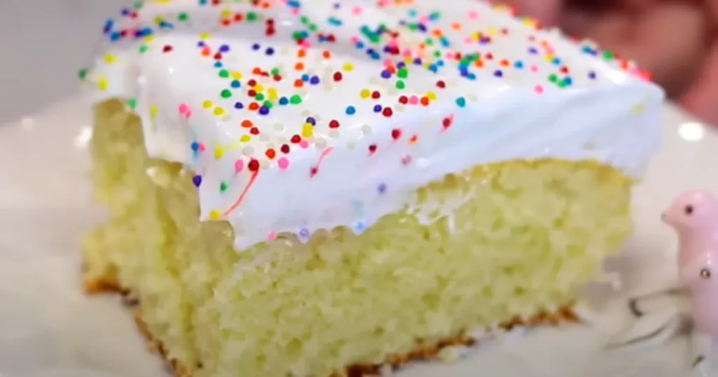 Bolo colorido com glacê caseiro: a receita que traz de volta o gosto de infância