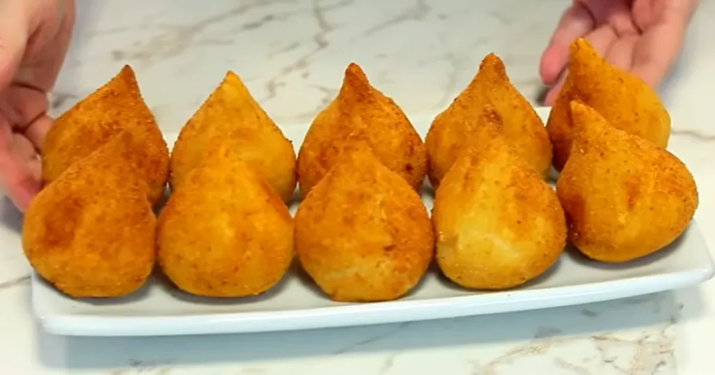 Coxinha de frango com requeijão cremoso sequinha e crocante