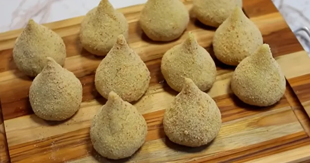 Modo de preparo da coxinha de frango com requeijão
