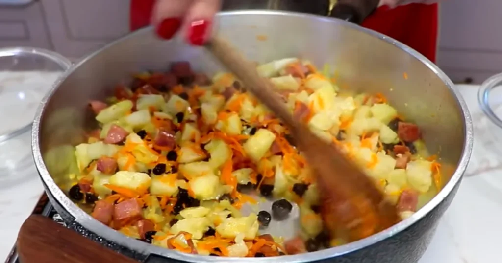 Montagem da farofa dentro do abacaxi