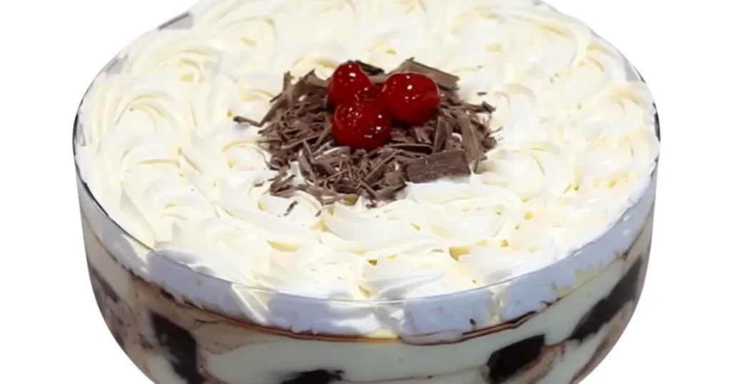 Torta gelada de leite ninho com chocolate na taça sobremesa natalina irresistível