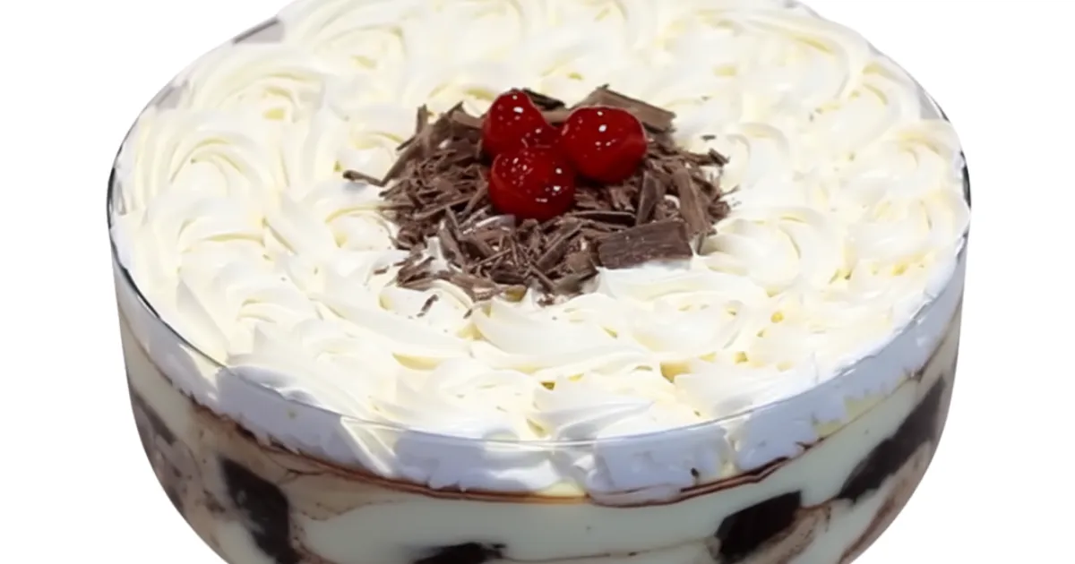 Torta gelada de leite ninho com chocolate na taça sobremesa natalina irresistível