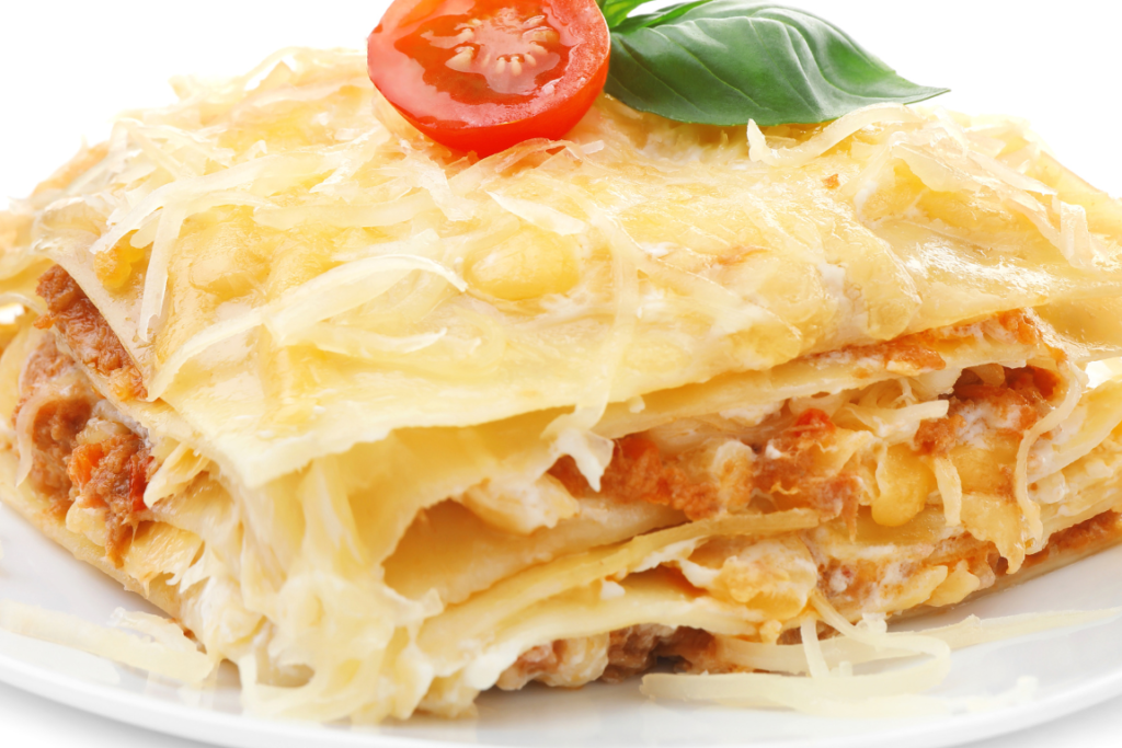 Lasanha brasileira com frango e queijo gratinado no forno