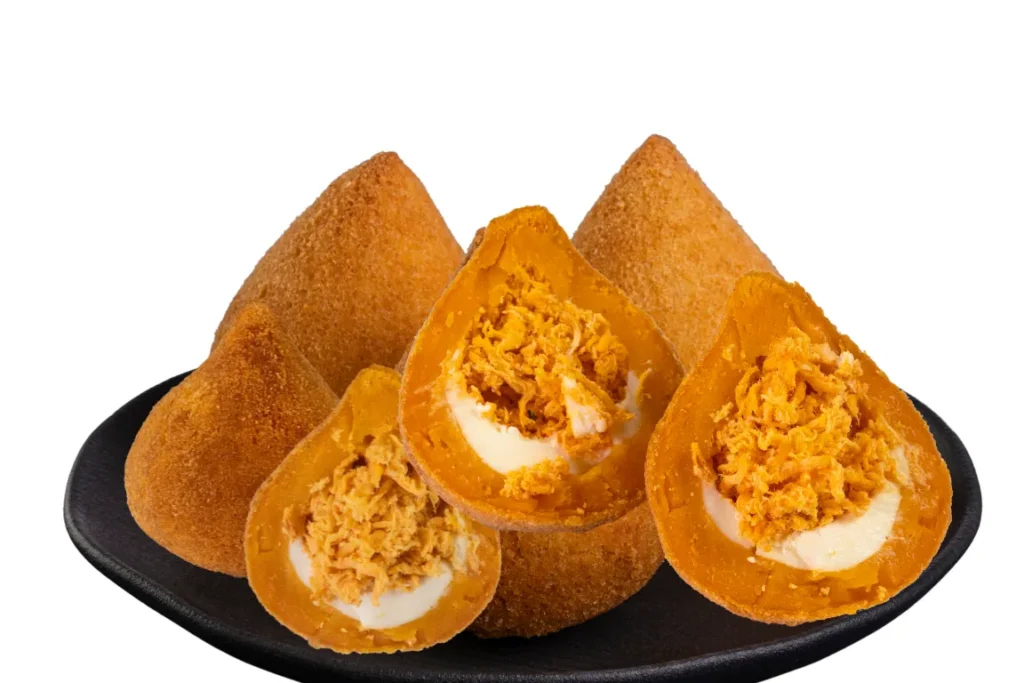 Top 10 comidas mais consumidas por turistas no Brasil 3 Coxinha o salgadinho em formato de gota que simboliza o turismo gastronômico brasileiro