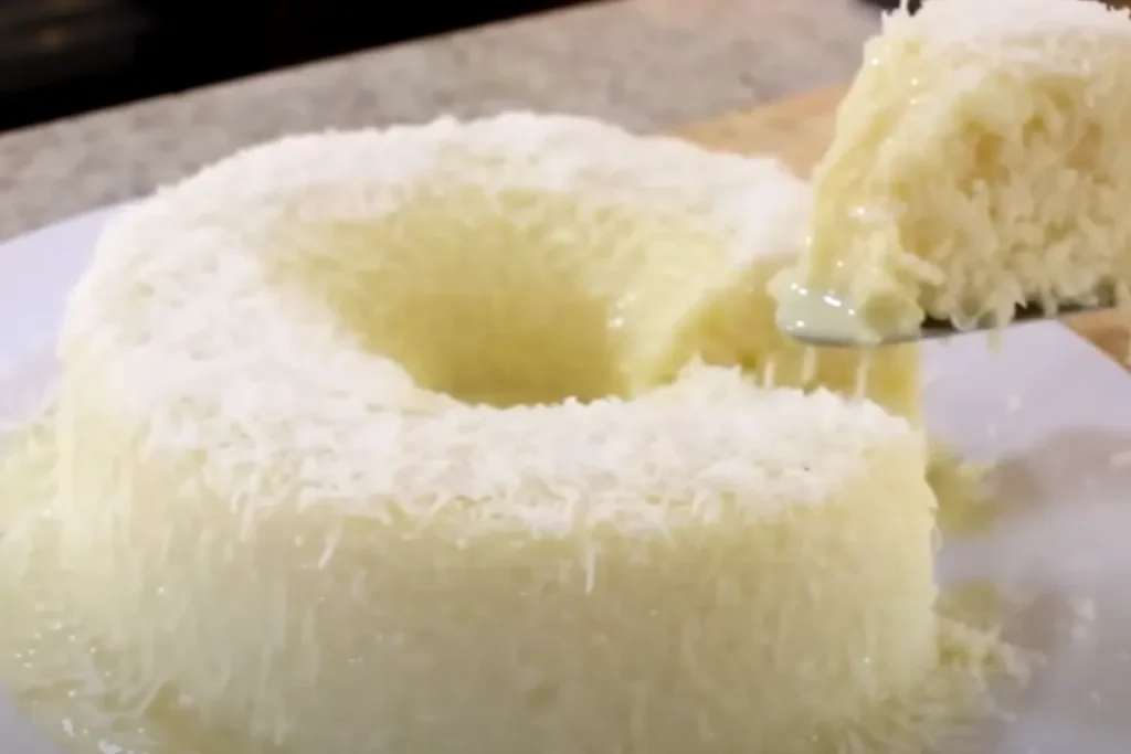 Receita fácil de bolo de tapioca gelado com coco ralado