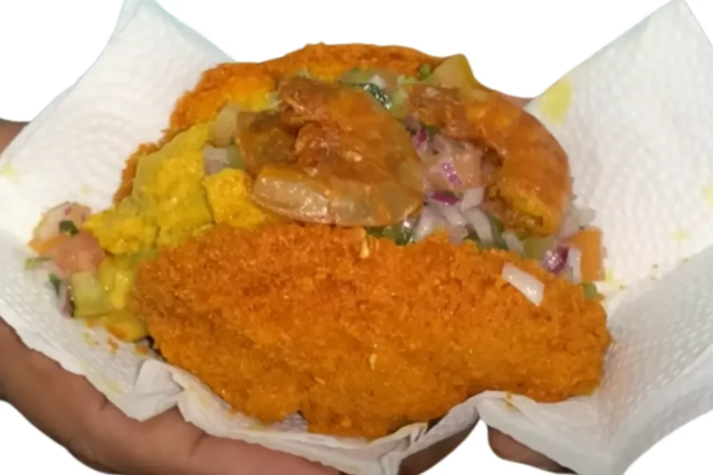Culinária brasileira: pratos típicos para experimentar já 2 Acarajé símbolo da culinária brasileira