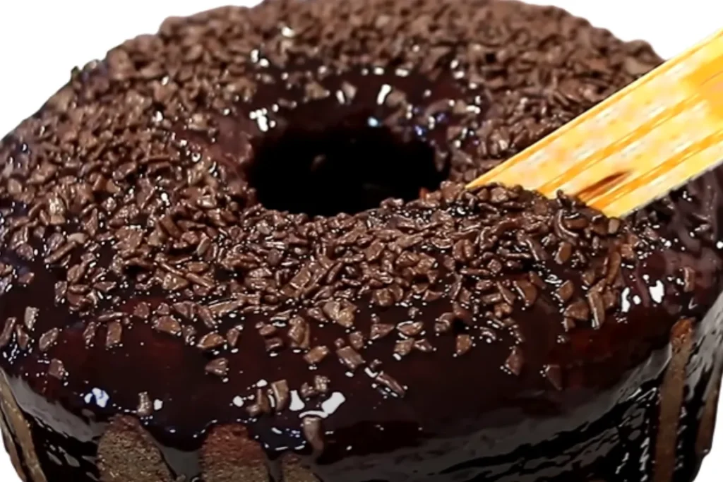 Bolo mesclado com calda econômica de chocolate molhadinho e delicioso