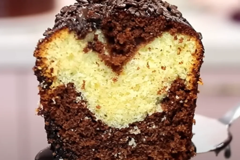 Bolo mesclado com calda econômica de chocolate molhadinho e delicioso 2 Como preparar o bolo mesclado perfeito