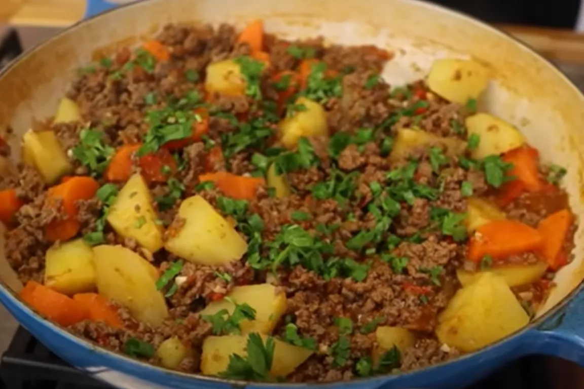Receita de carne moída refogada com batata e cenoura