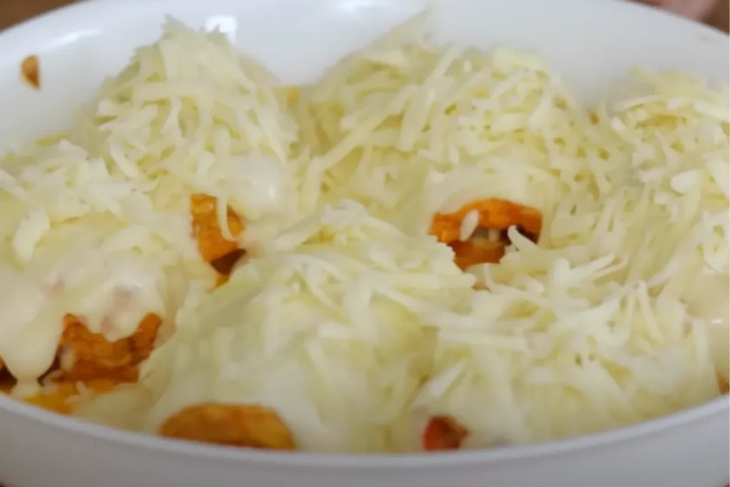 Rolinhos de frango crocantes com bacon: Uma tentação irresistível 2 Rolinhos de frango crocantes com bacon passo a passo
