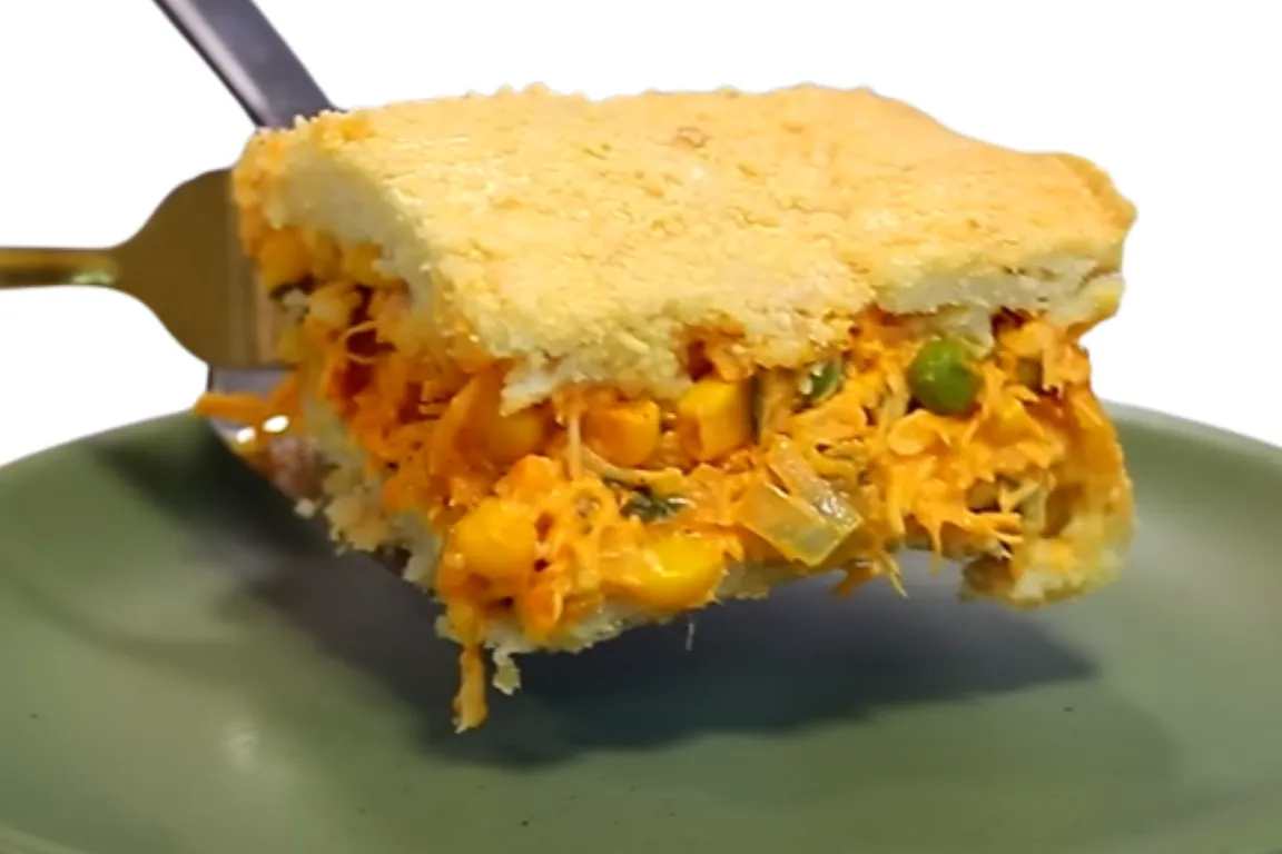 Torta de frango cremosa de liquidificador fácil de fazer