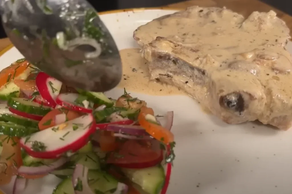 Bife de porco em um molho cremoso de alho com cogumelos