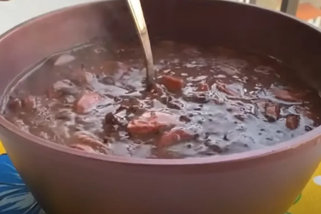 Modo de preparo feijoada caseira receita de família simples