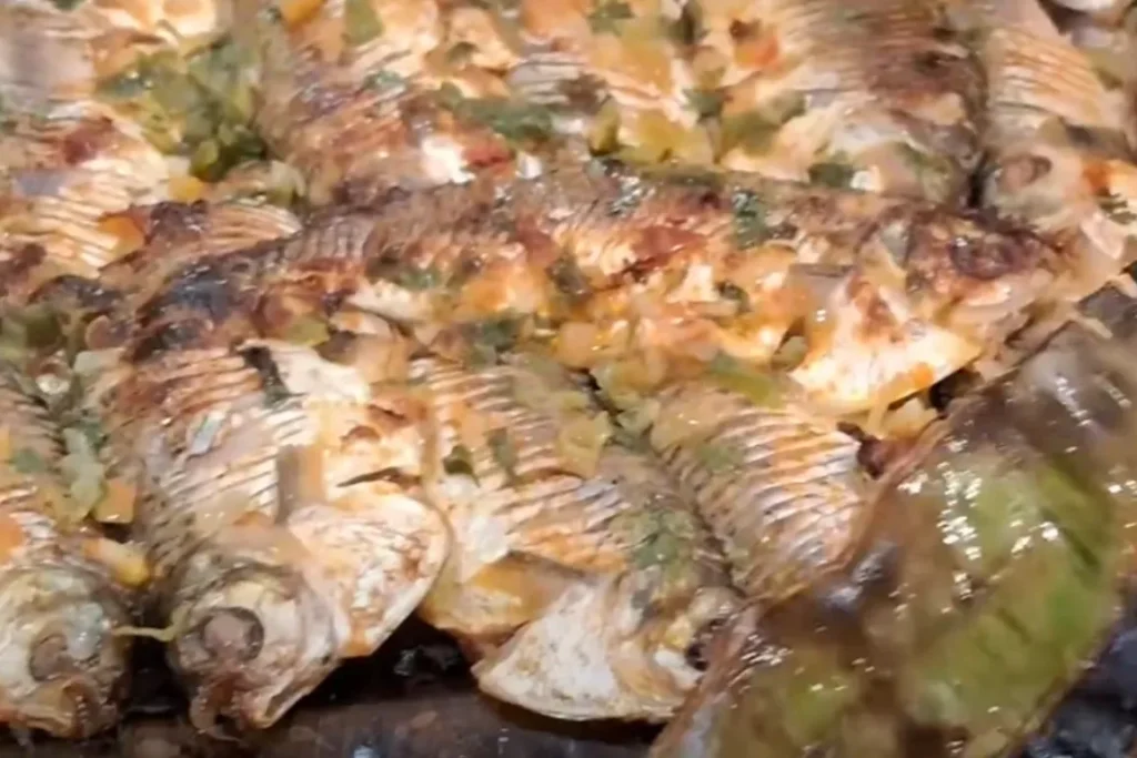 Peixe assado na folha de bananeira