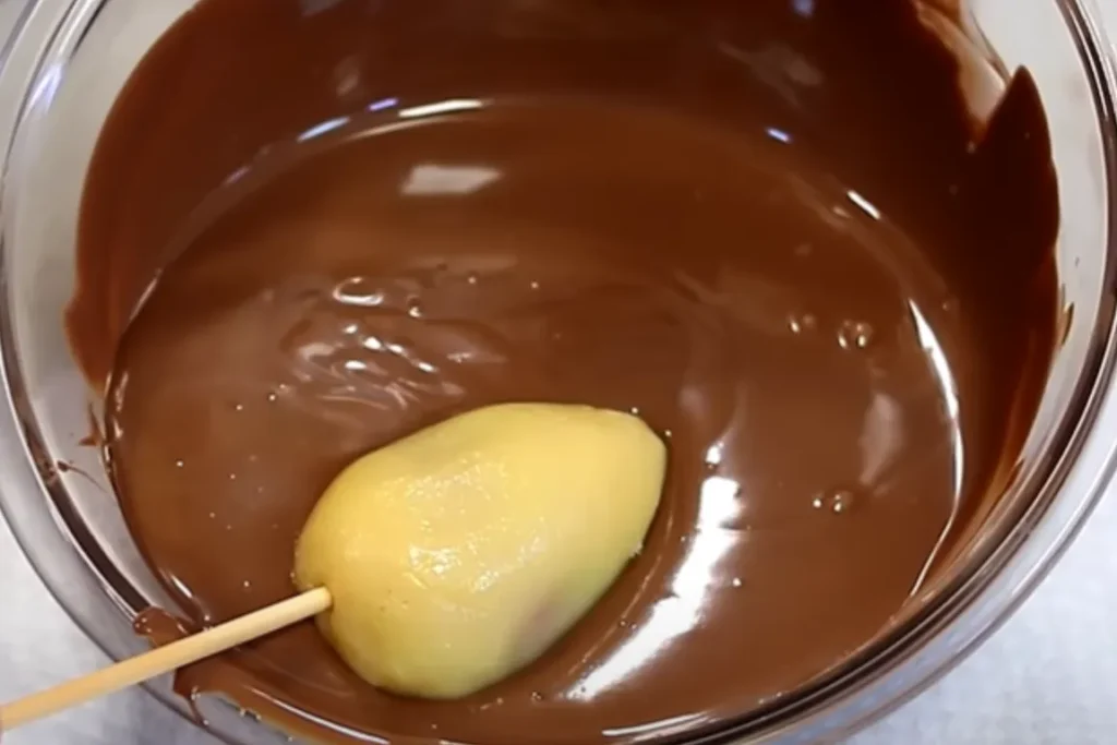 Modo de preparo passo a passo bombom de morango com chocolate