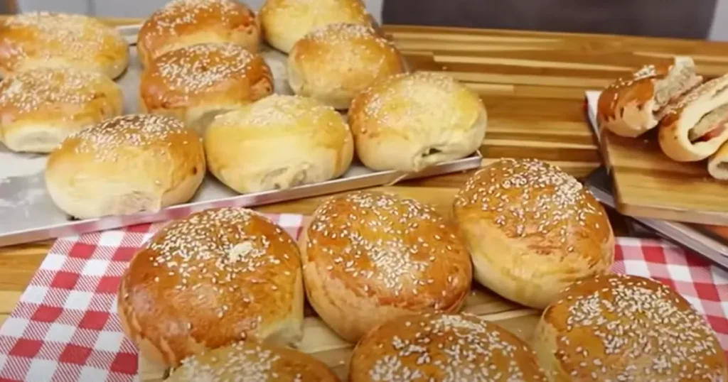 Hamburgão caseiro de forno com massa fofinha